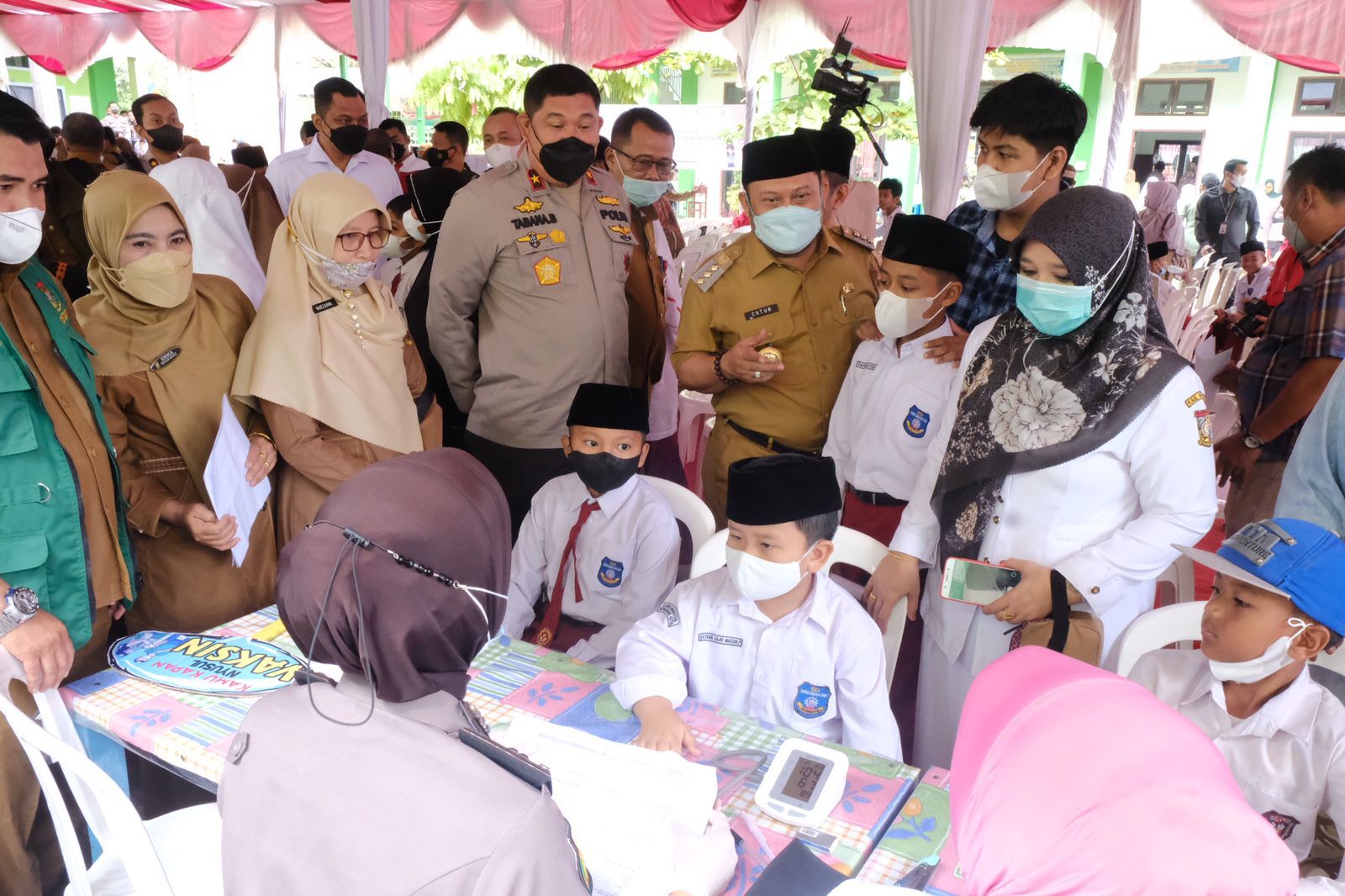 Wakapolda Riau Pada Launching Vaksinasi Anak Usia 6-11 Tahun, â€œTumbuhkan Herd Immunityâ€